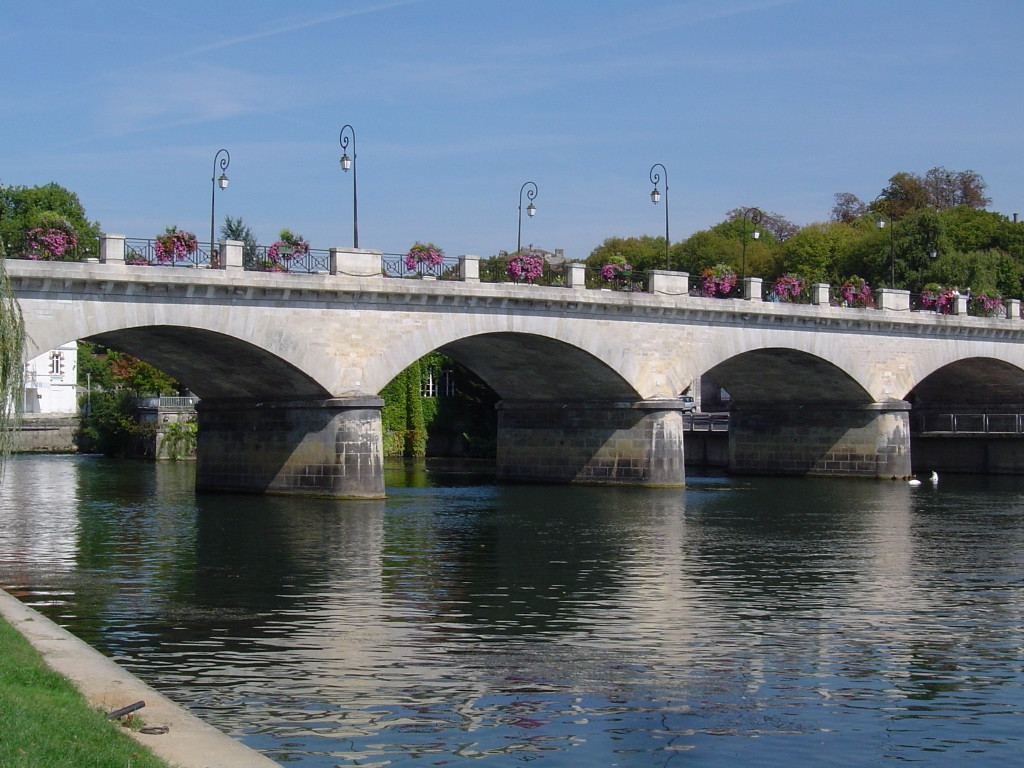 Мост в Коньяке, Франция – фотографии Франции