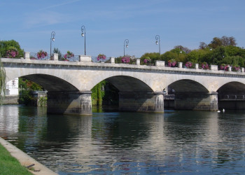Мост в Коньяке, Франция – фотографии Франции