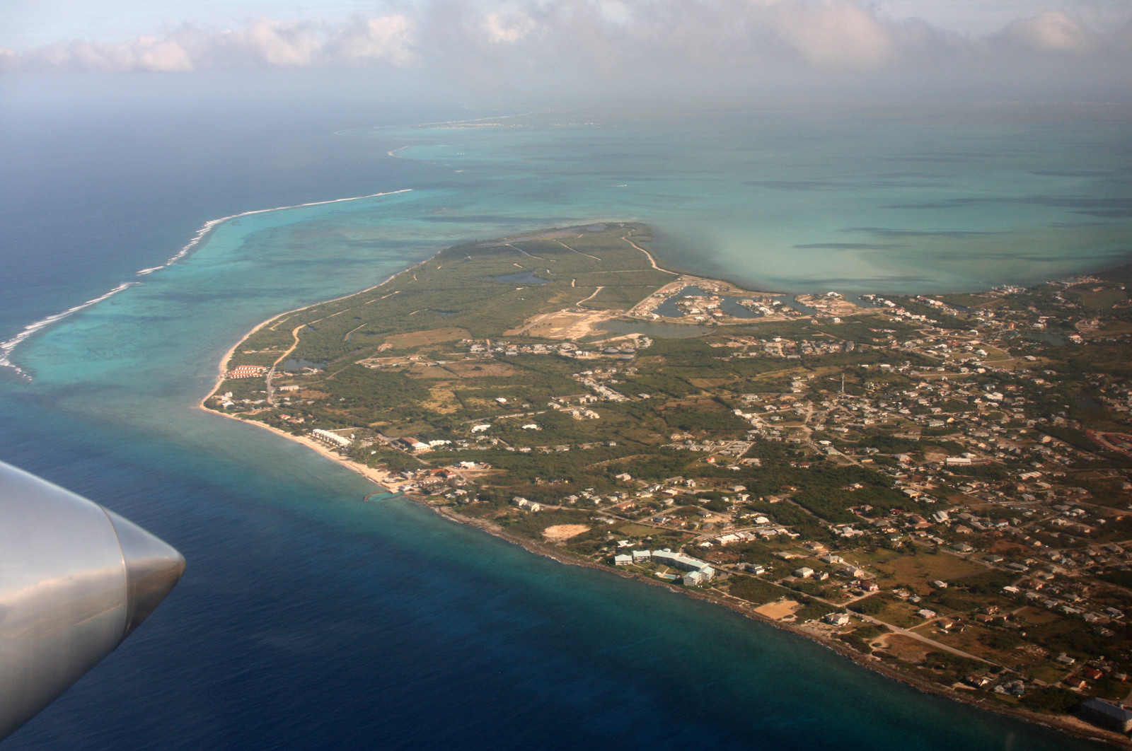 Пролетая мимо острова Гранд-Кайман – фотографии Каймановых островов