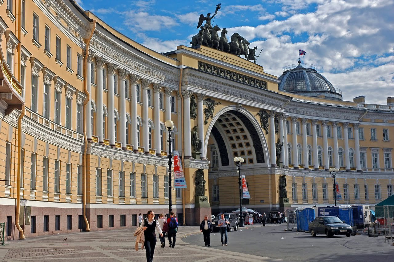 Дворцовая площадь в Санкт-Петербурге, Россия – фотографии России