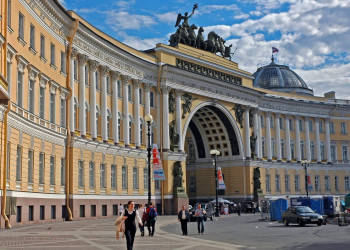 Дворцовая площадь в Санкт-Петербурге, Россия – фотографии России