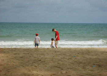 Дети на пляже в Най-Янг-Бич, Тайланд – фотографии Таиланда