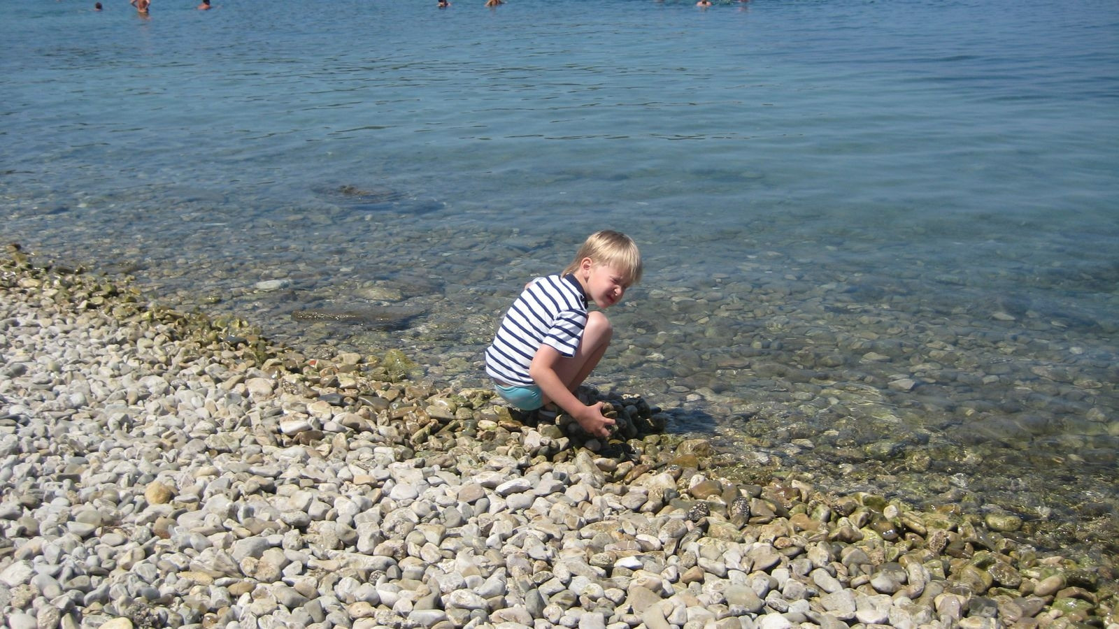 Ребенок на пляже в Цавтате, Хорватия – фотографии Хорватии