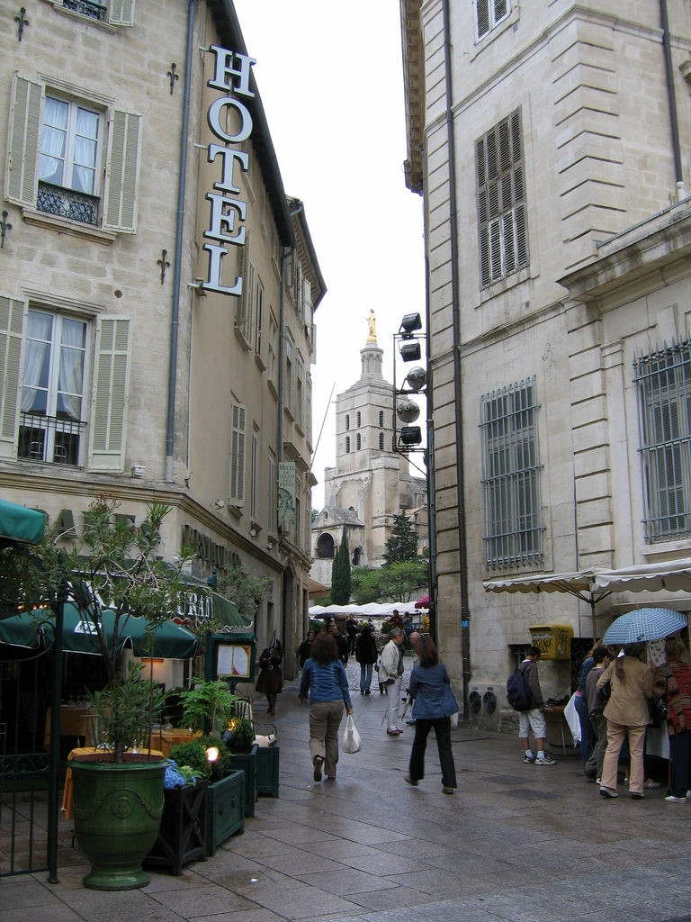 Люди в Авиньоне, Франция – фотографии Франции