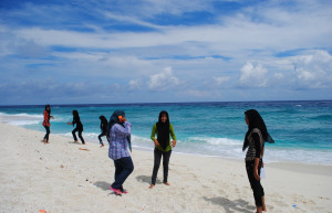 Девушки на пляже в Гнавияни Атолл, Мальдивы – фотографии Мальдивских островов