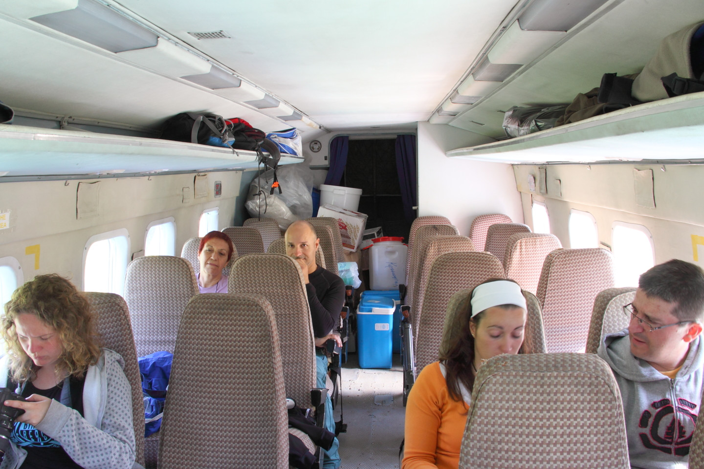 В салоне вертолёта в кальдере вулкана Узон на Камчатке – фотографии России