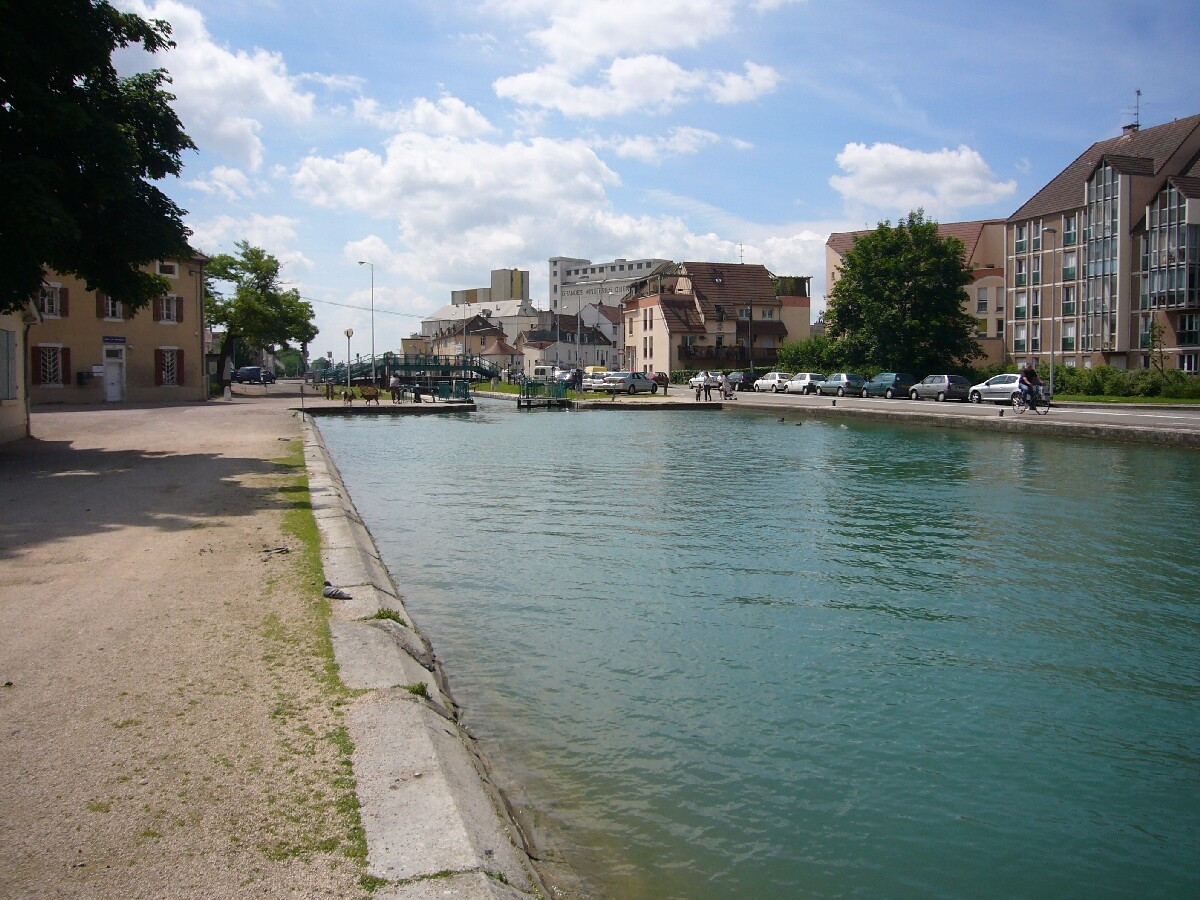 Канал в Дижоне, Франция – фотографии Франции