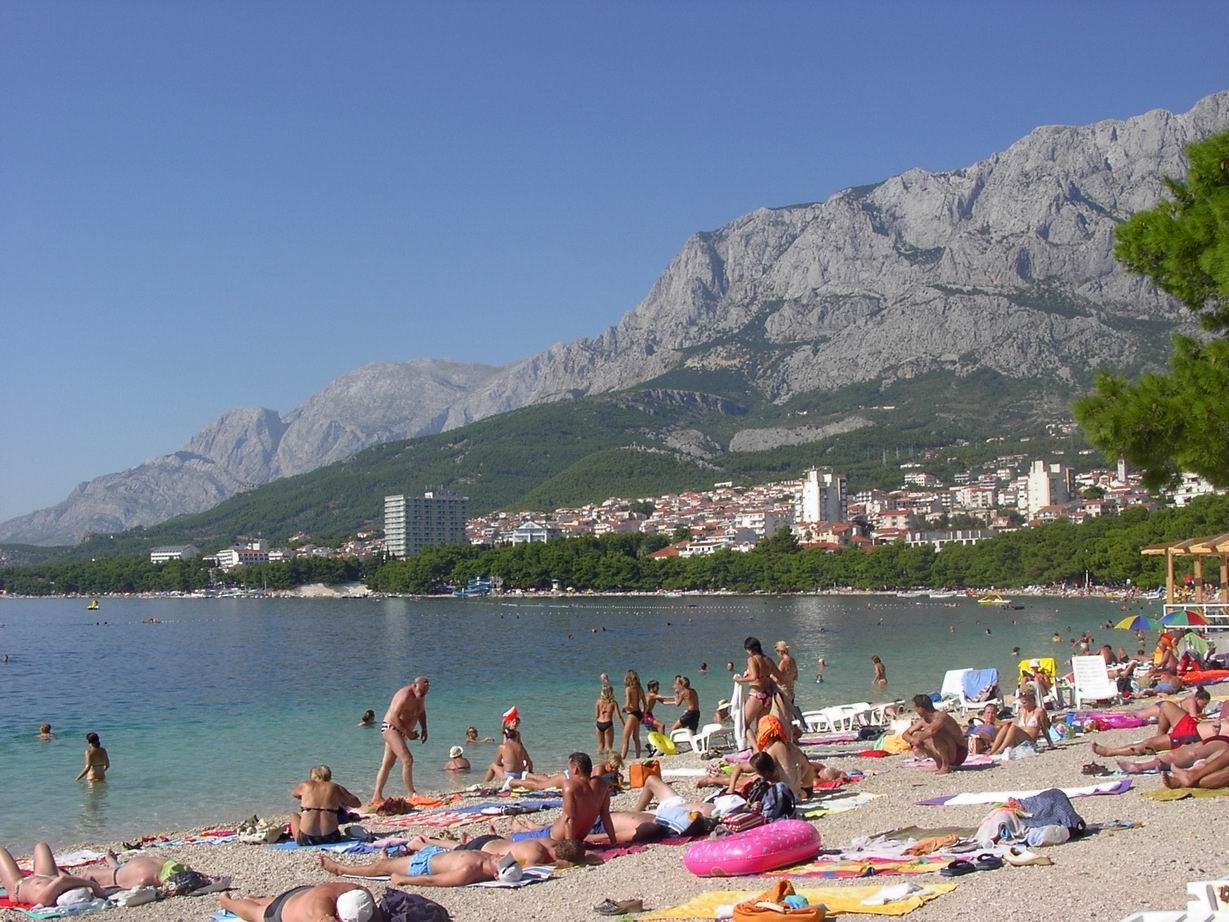 Люди на пляже Макарска, Хорватия. Фото 4 – фотографии Хорватии