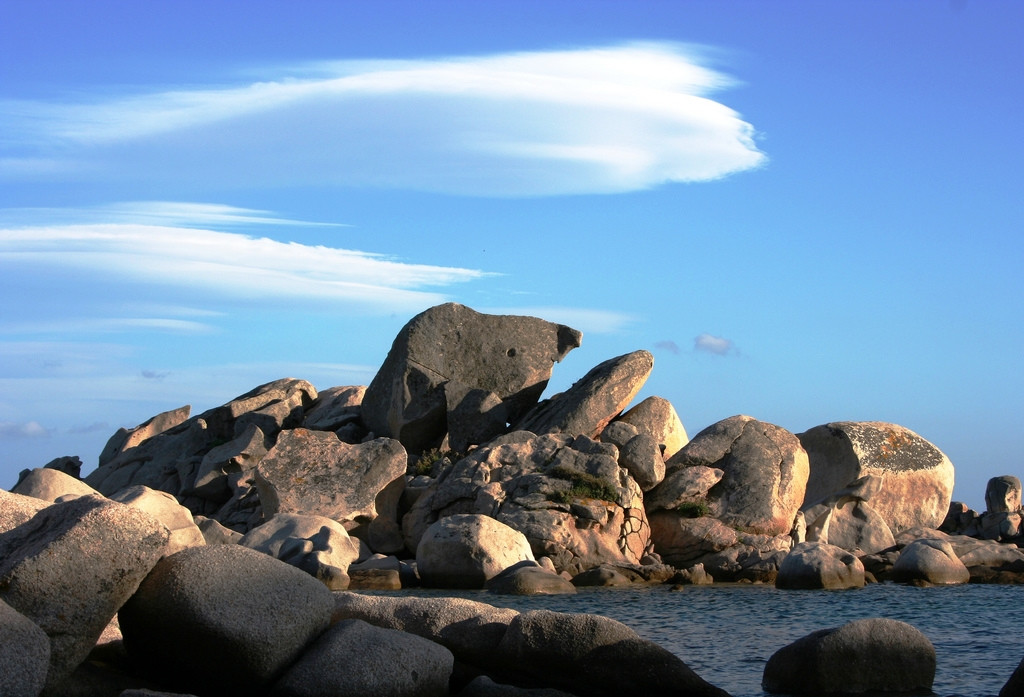 Глыбы камней в Порто-Векьо, Франция – фотографии Франции