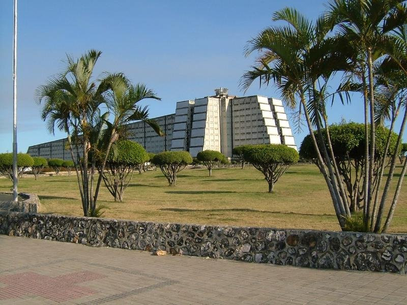 Маяк, могила Х.Калумбо – фотографии Доминиканы