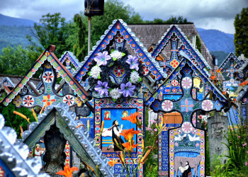 «Весёлое кладбище» не похоже ни на одно другое кладбище в мире – фотографии Румынии