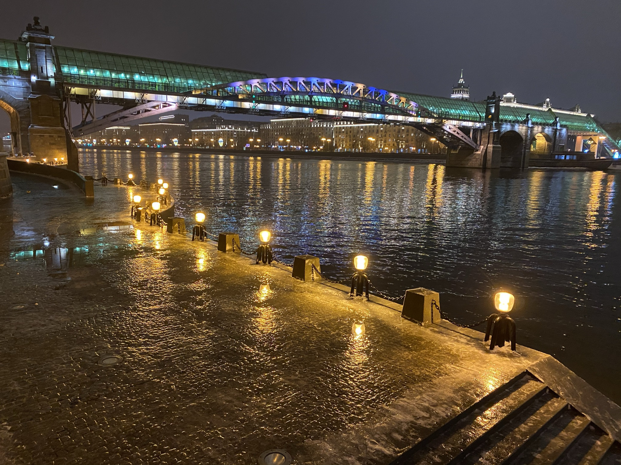Вид на пешеходный Пушкинский мост со стороны парка Горького – фотографии России