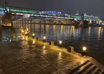 Вид на пешеходный Пушкинский мост со стороны парка Горького – фотографии России