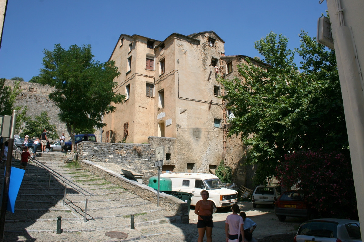 Улица в Корте, Франция – фотографии Франции