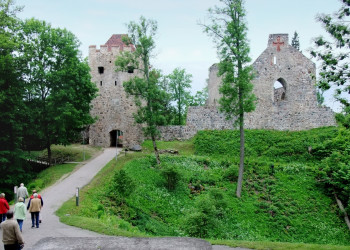Руины орденского замка в Сигулде – фотографии Латвии
