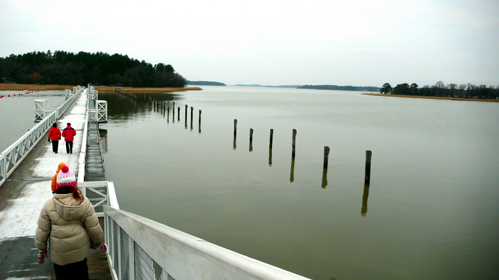 Мостик на остров парка Страна муми-троллей (Moomin World) – фотографии Финляндии