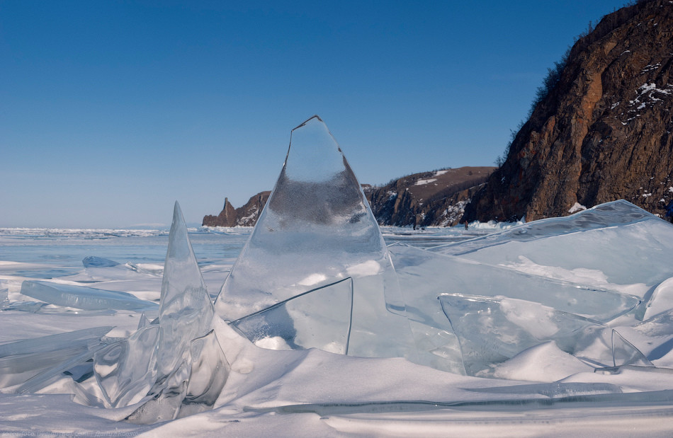 Лёд на Байкале нереально прозрачный – фотографии России