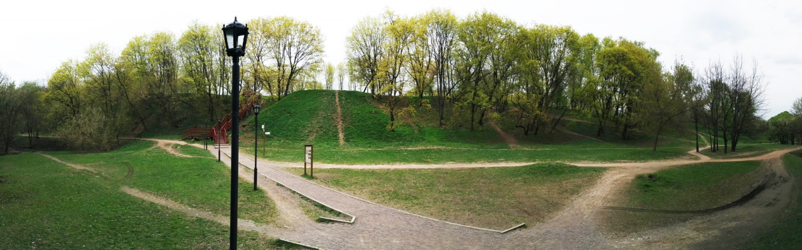 Внизу оврага в парке Коломенское – фотографии России