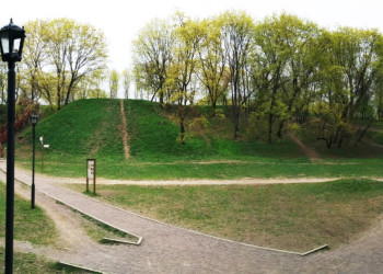 Внизу оврага в парке Коломенское – фотографии России