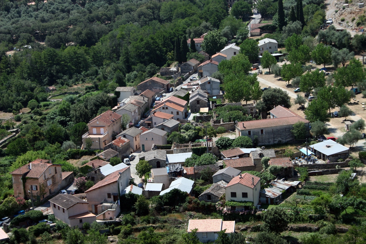 Деревня в Корте, Франция – фотографии Франции