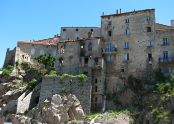 Дома в Сартене, Франция. Фото 1 – фотографии Франции