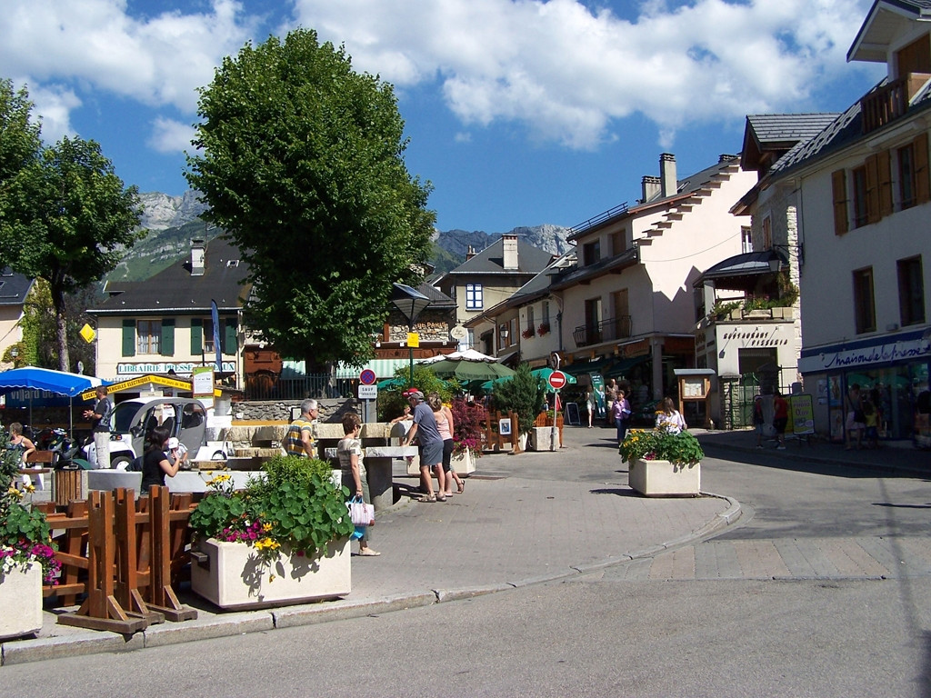 Улица в Виллар-де-Лан, Франция – фотографии Франции