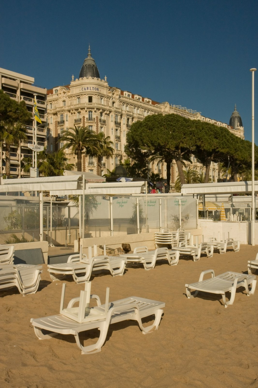 Шезлонги на пляже в Канне, Франция – фотографии Франции