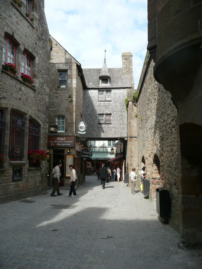 Улица в Мон- Сен-Мишель, Франция – фотографии Франции