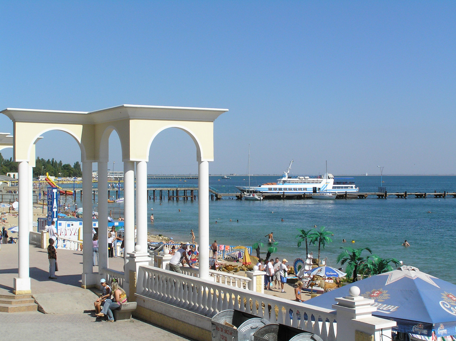 Набережная с пляжем в Евпатории – фотографии России