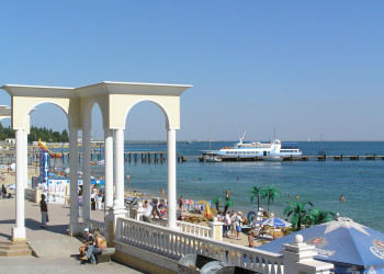 Набережная с пляжем в Евпатории – фотографии России