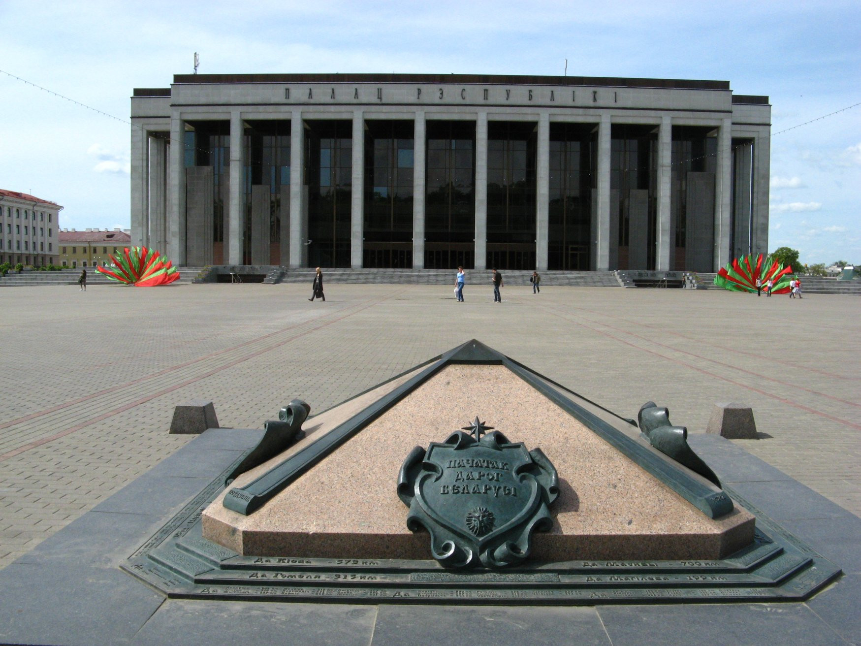 Площадь в Минске, Беларусь. Фото 1 – фотографии Беларуси