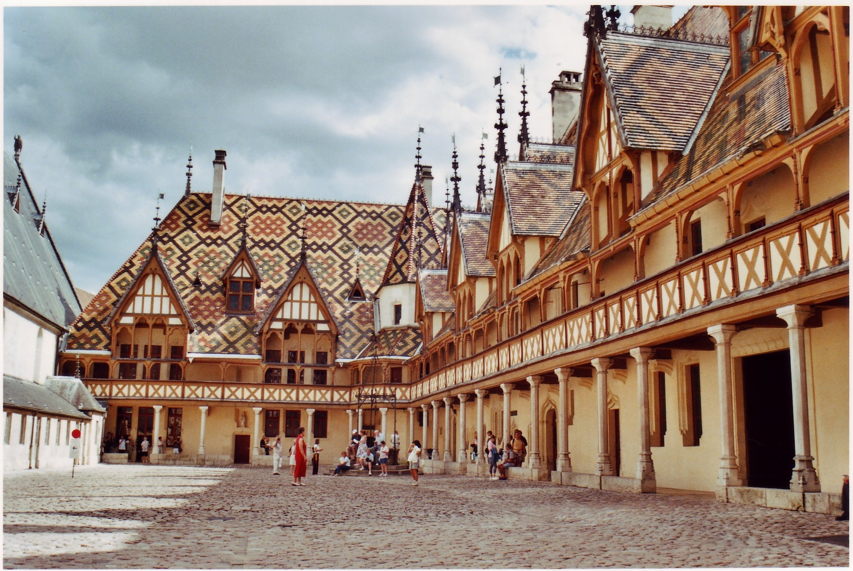 Туристы в Боне, Франция. Фото 1 – фотографии Франции