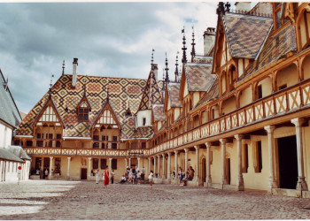 Туристы в Боне, Франция. Фото 1 – фотографии Франции