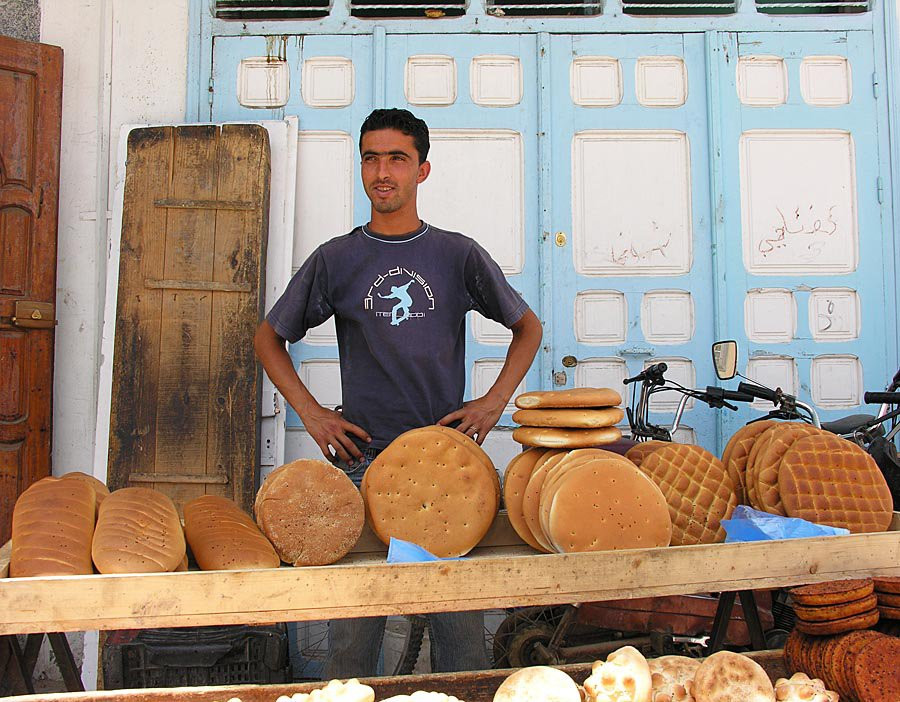 Продавец хлеба в Тунисе. Фото 2 – фотографии Туниса