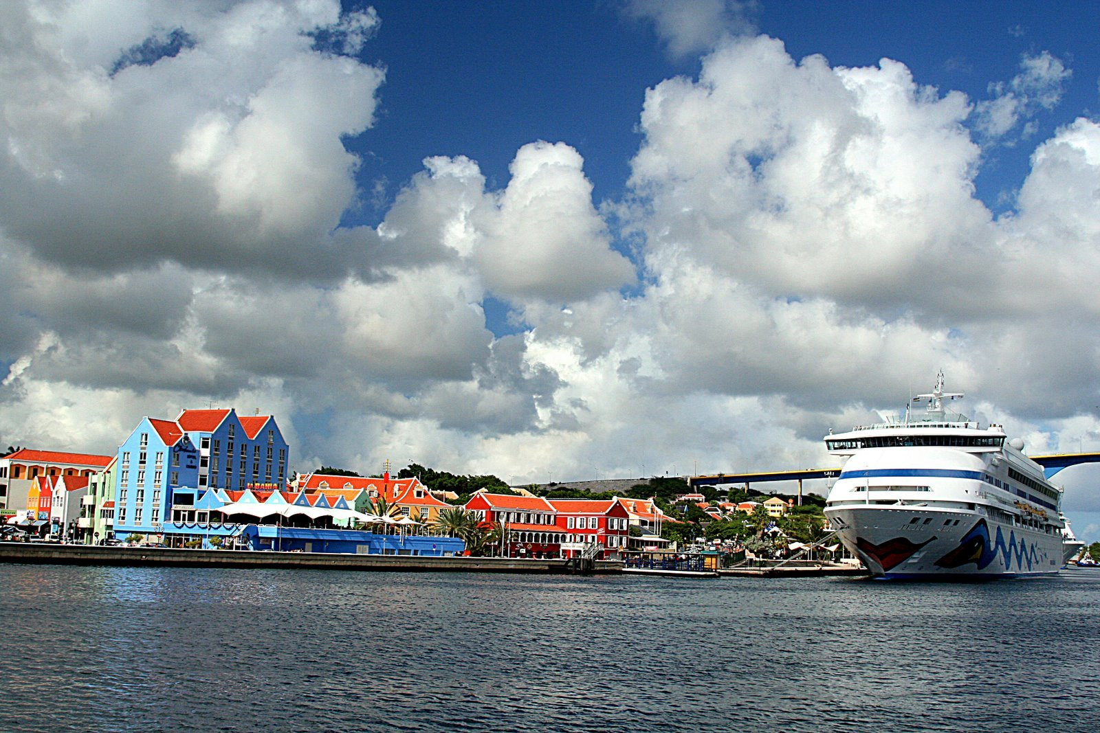 A cruise ship at the terminal (not ours) – фотографии Кюрасао