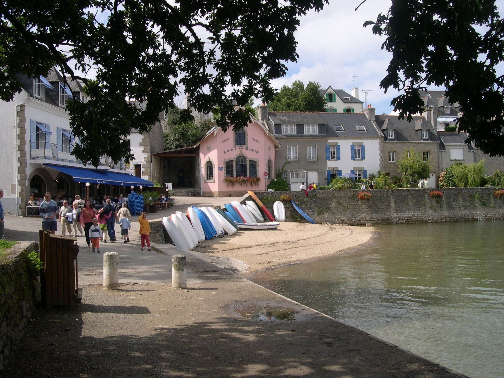 Набережная в Сен-Марине, Франция – фотографии Франции