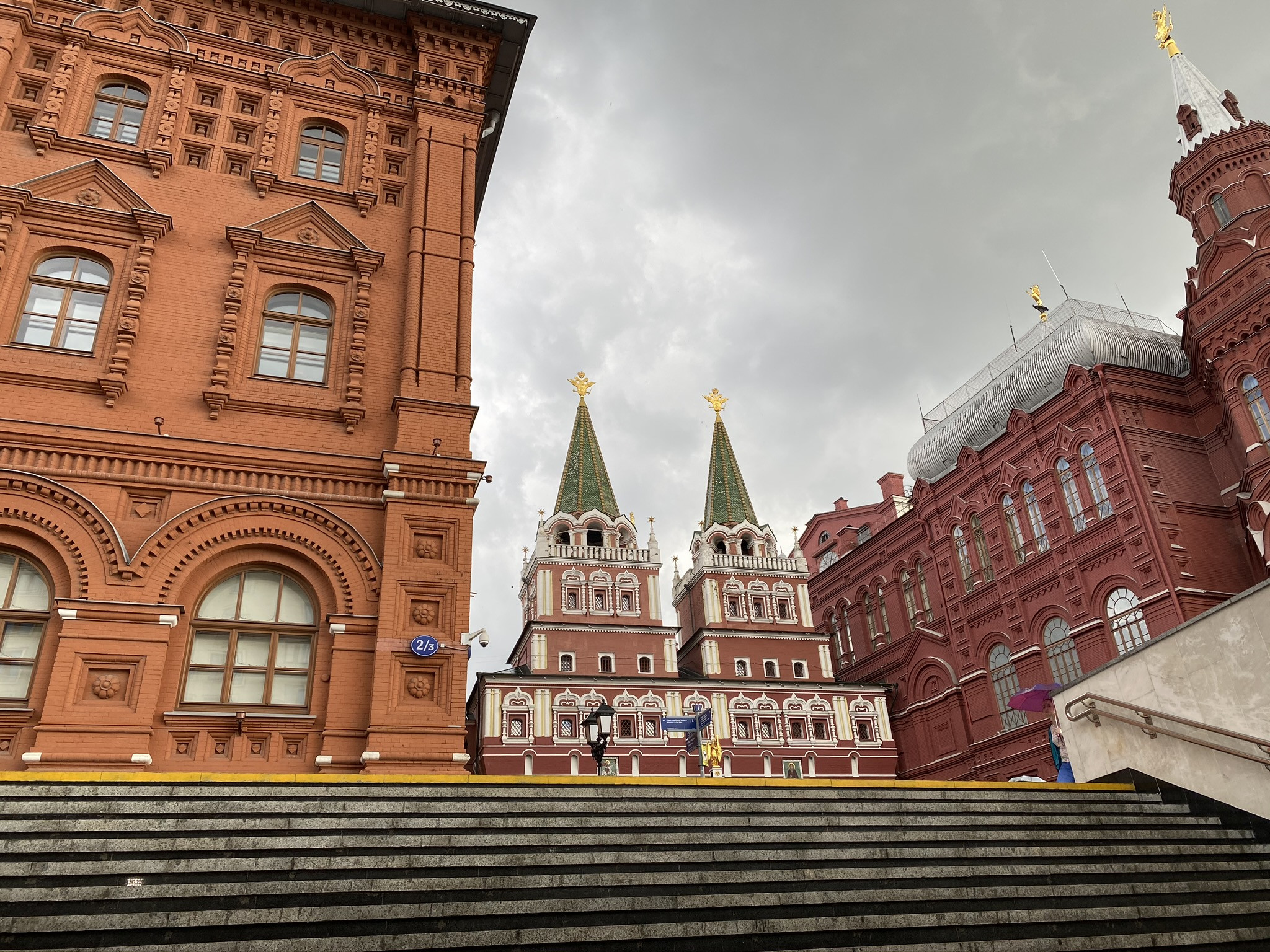 Вид из перехода на Музей войны и Воскресенские ворота, Москва – фотографии России