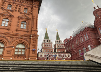 Вид из перехода на Музей войны и Воскресенские ворота, Москва – фотографии России