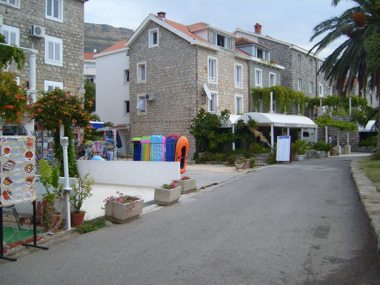 Улица в Петровац, Черногория. Фото 8 – фотографии Черногории