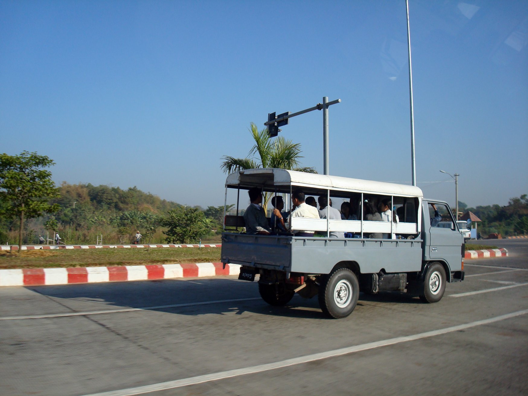 Местная маршрутка – фотографии Мьянмы
