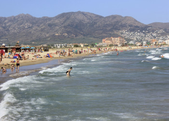 Пляж в Эмпуриабраве – фотографии Испании