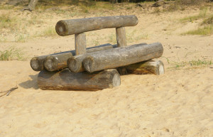 Лавка на пляже в Саулкрасты, Латвия – фотографии Латвии