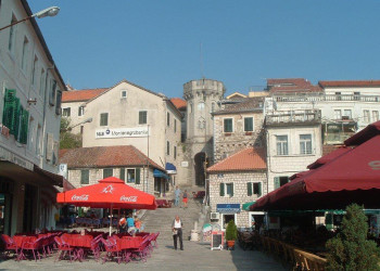 Кафе на улице в Херцег-Нови, Черногория – фотографии Черногории