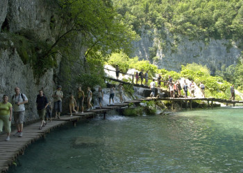 Туристы на Плитвицком озере, Хорватия. Фото 6 – фотографии Хорватии