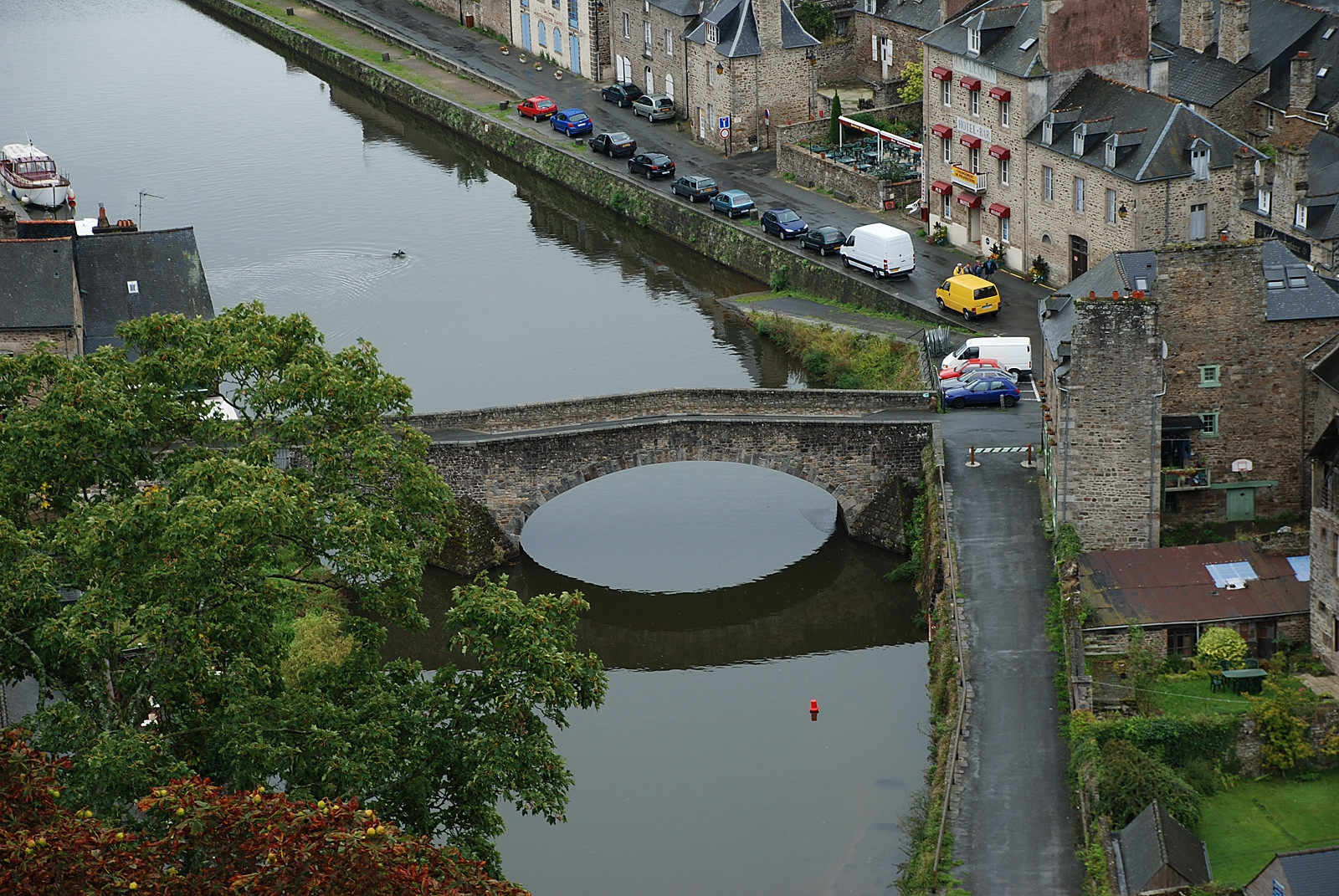 Набережная в Динане, Франция. Фото 1 – фотографии Франции