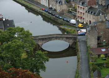 Набережная в Динане, Франция. Фото 1 – фотографии Франции