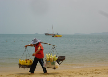 Продавец в Бопхут-Бич, Тайланд – фотографии Таиланда