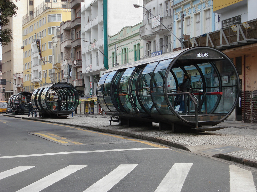 Остановка метробуса в Куритибе – фотографии Бразилии
