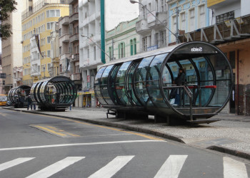 Остановка метробуса в Куритибе – фотографии Бразилии