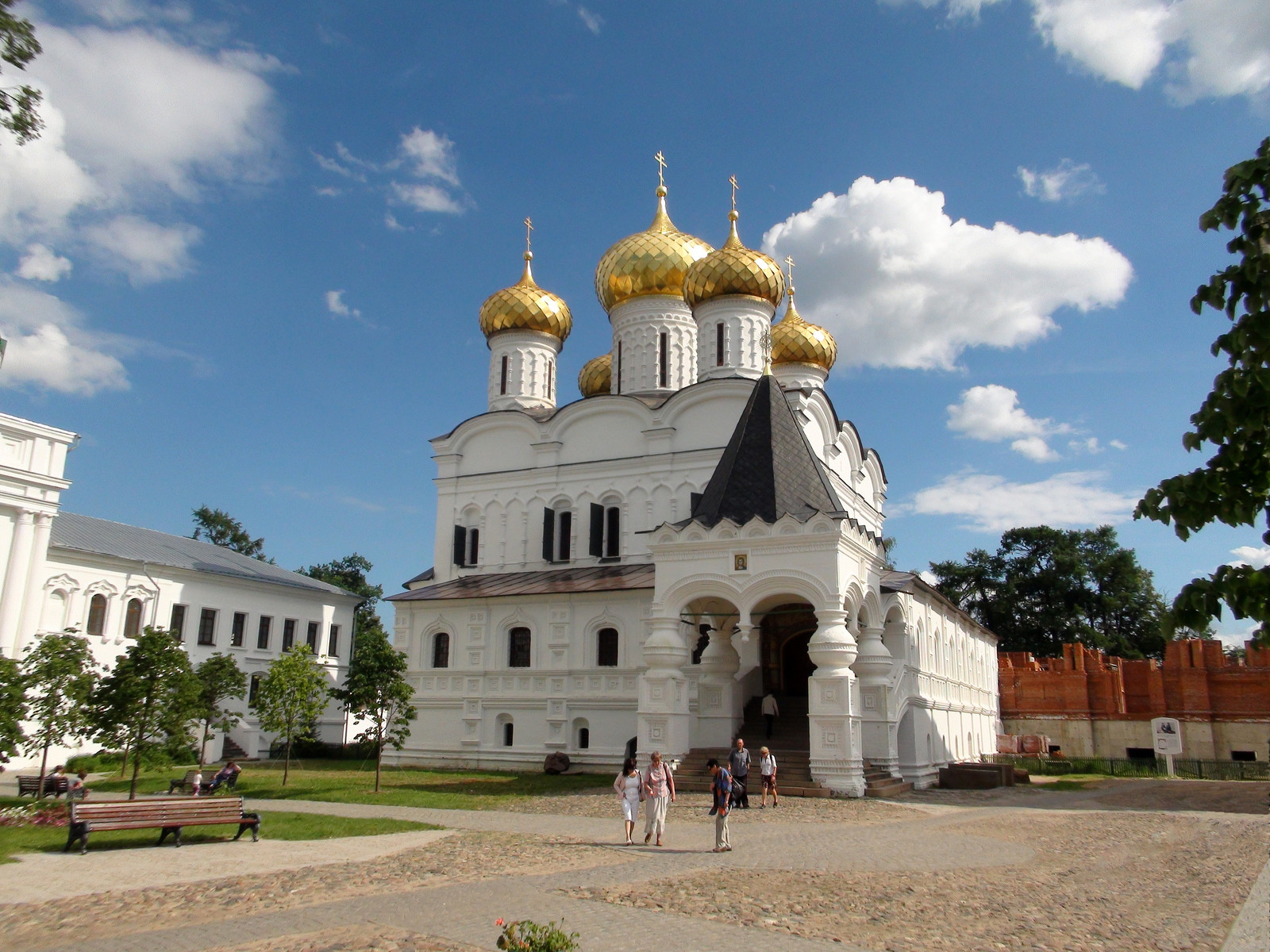 Знаменитый Ипатьевский монастырь в Костроме. Фото 1 – фотографии России